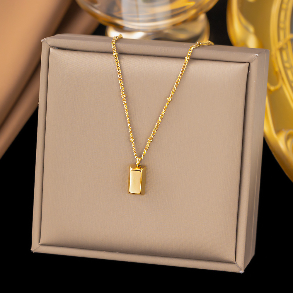 [collar de acero de titanio dorado + acero] collar de amor de nicho con cadena de clavícula avanzada en la moda de lujo ligero femenino