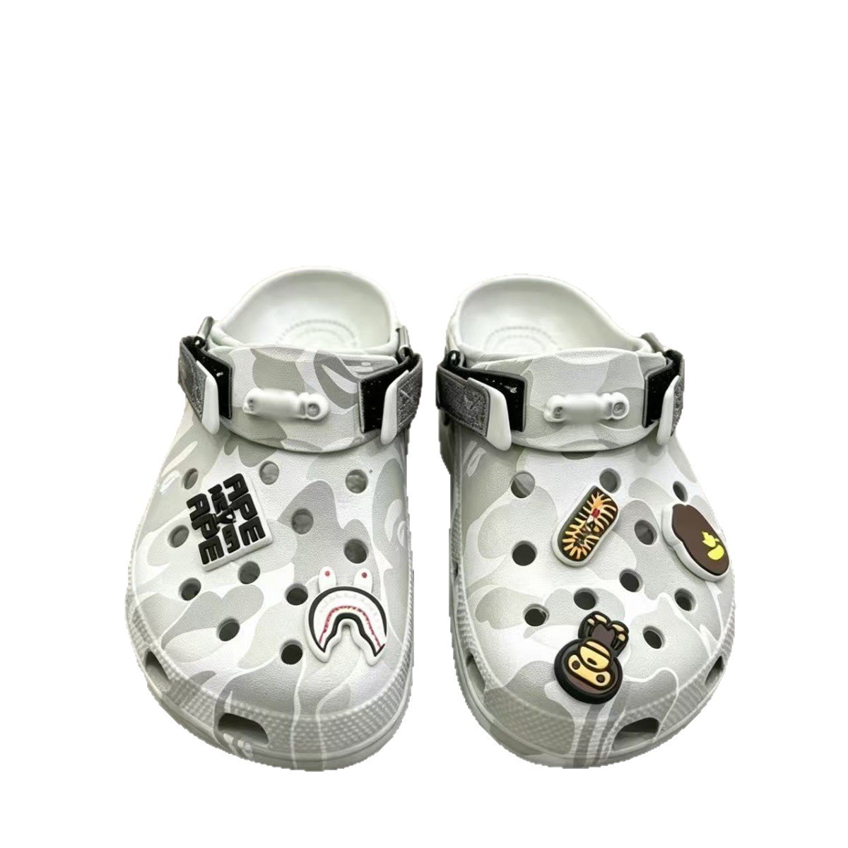 2026 nuevos zapatos de agujero de botón de hierro Beep sandalinas antideslizantes al aire libre zapatos de playa al por mayor fábrica