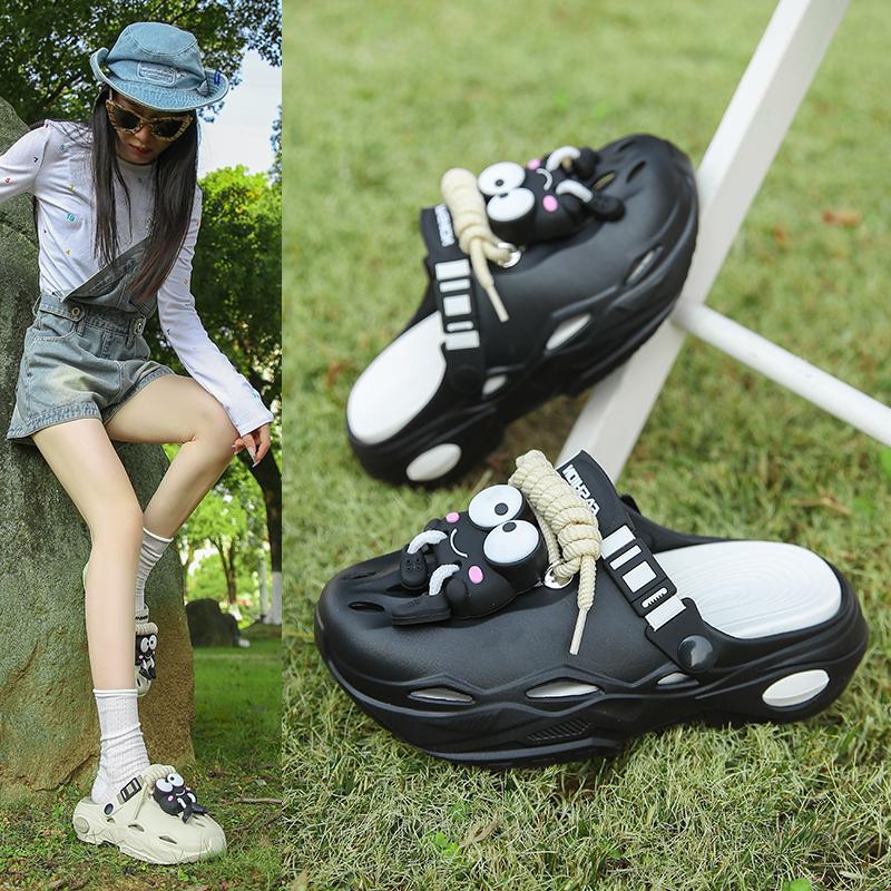 2025 nuevo estilo pisando la mierda, zapatos con agujeros, mujeres, ropa de verano, fondo suave, dibujos animados, plataforma de playa antideslizante, zapatillas Baotou eva
