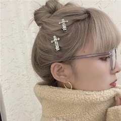 ネットレッドinsクロスは古いヘアピンの個性を作っています。