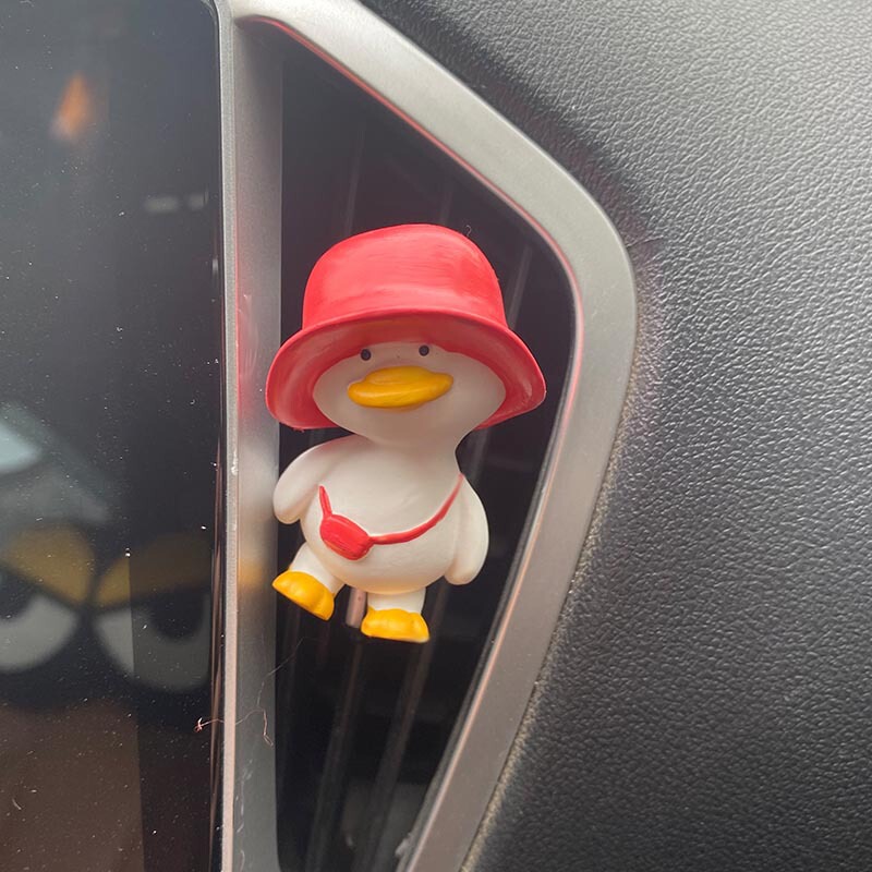 車に乗っている香薫石膏ストラップがかわいいアヒルが車内のたんすを吊るして異臭を取り除いて車に飾っている|undefined