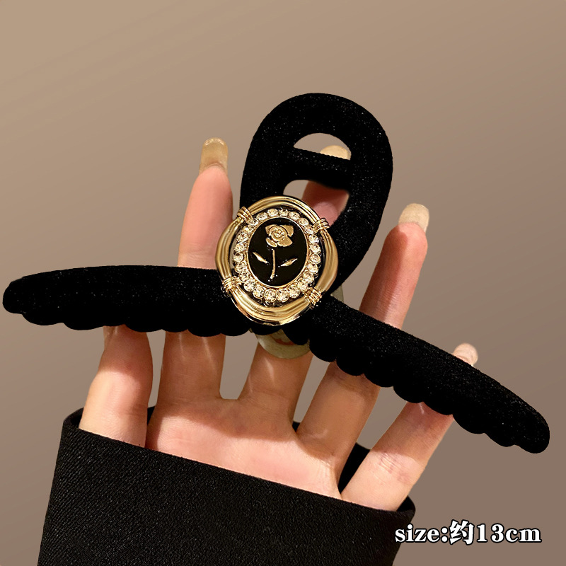 黒い大きいサイズのベルベットはツバキの花を挟んで高級感があります。