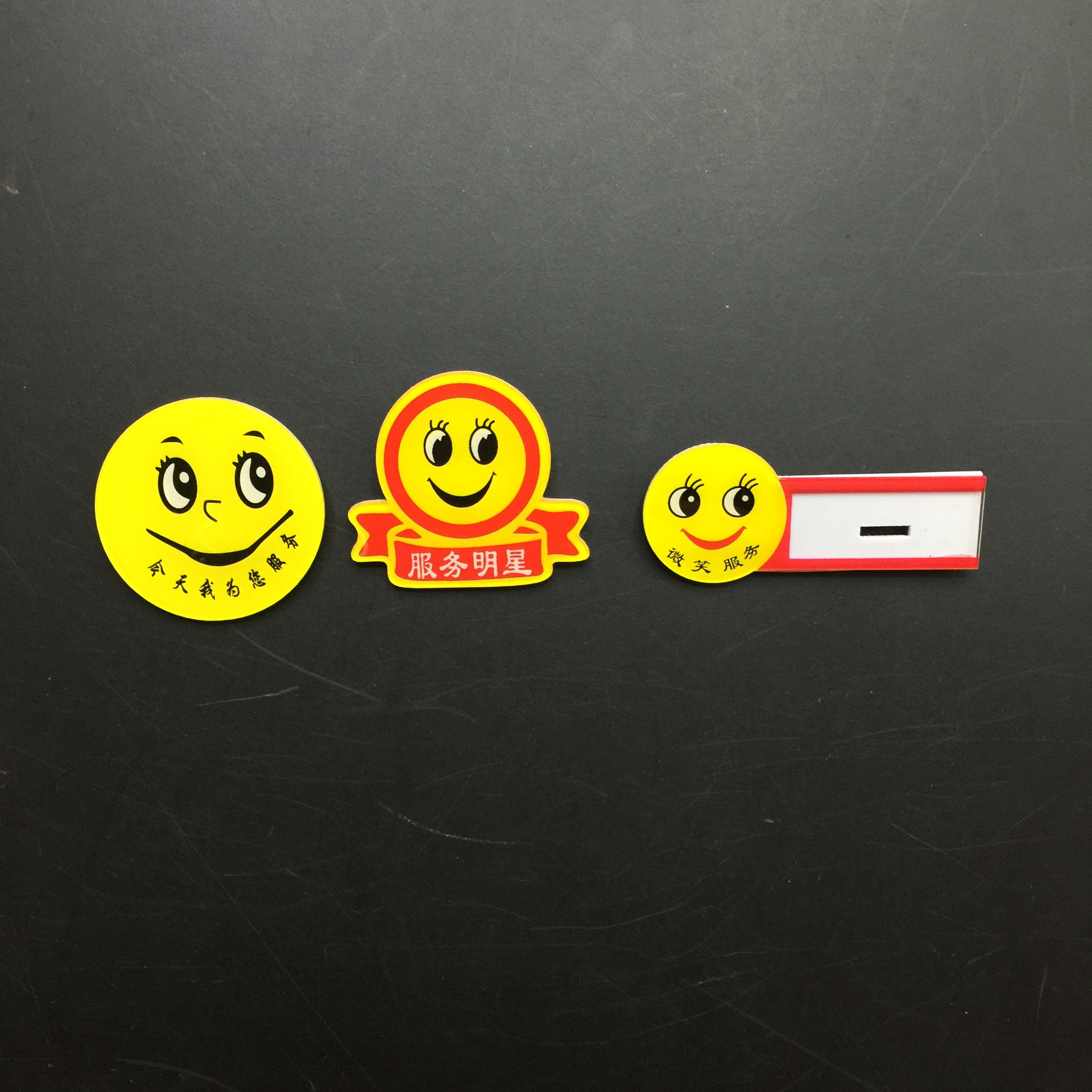微笑胸章别针 服务员胸牌 亚克力微章笑脸 义乌小礼品物批发自选