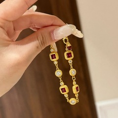 レトロ新中国式重工の豪華なルビーの四角に丸いダイヤモンドのブレスレットをはめ込んで、高級で洗練されています。