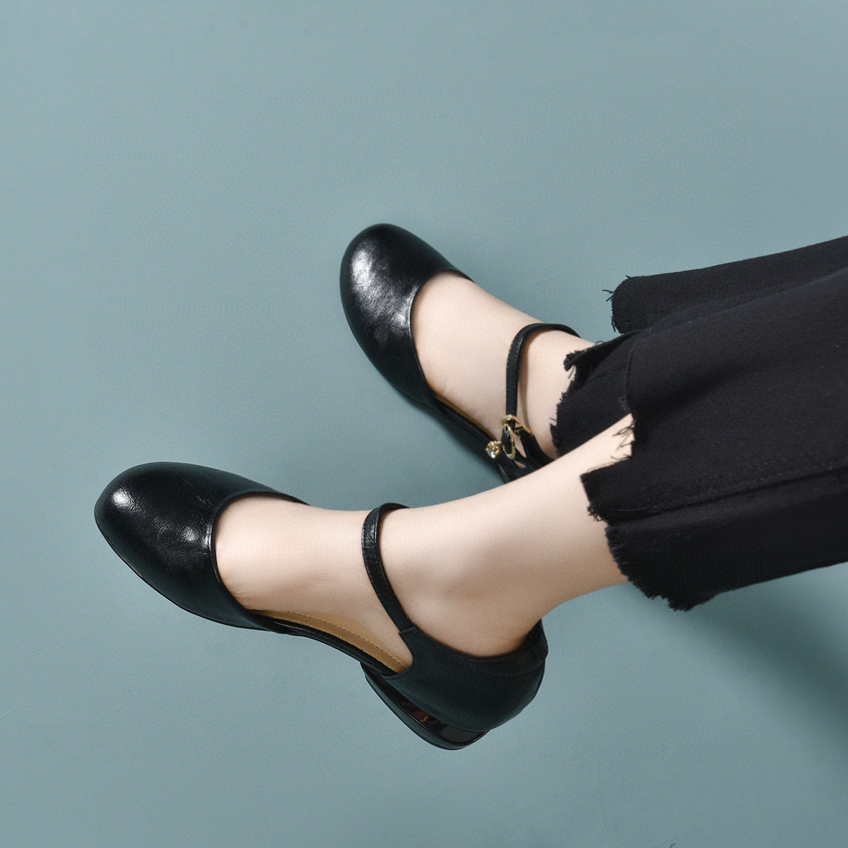 Giày sandal cao gót nữ quai ngang mũi tròn da thật gót thấp — màu đen