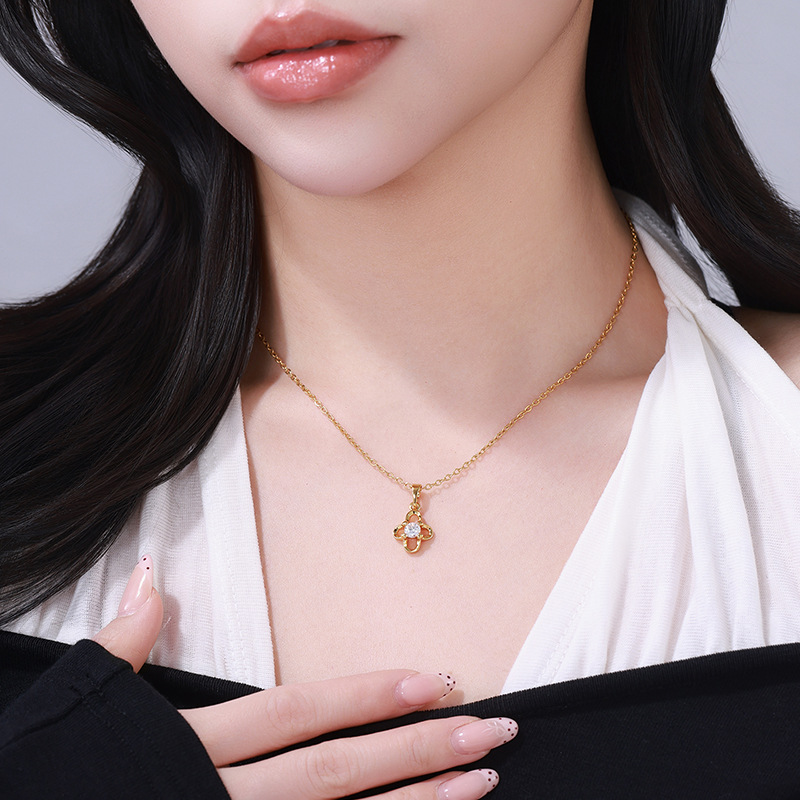 Xuping estilo simple aleación de cobre chapado colgante de color 24k simple incrustación de zircón hueco flores ligeras joyas de lujo
