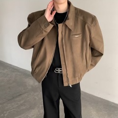 韓国系高級感ジャケット男性の襟がゆったりしています。