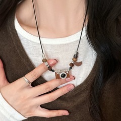 レトロなカレー色のカメラのペンダントのネックレスの女性の甘いクールなギャル風のヒップホップのセーターのチェーンの潮のクールなネットの赤い高級感の装飾