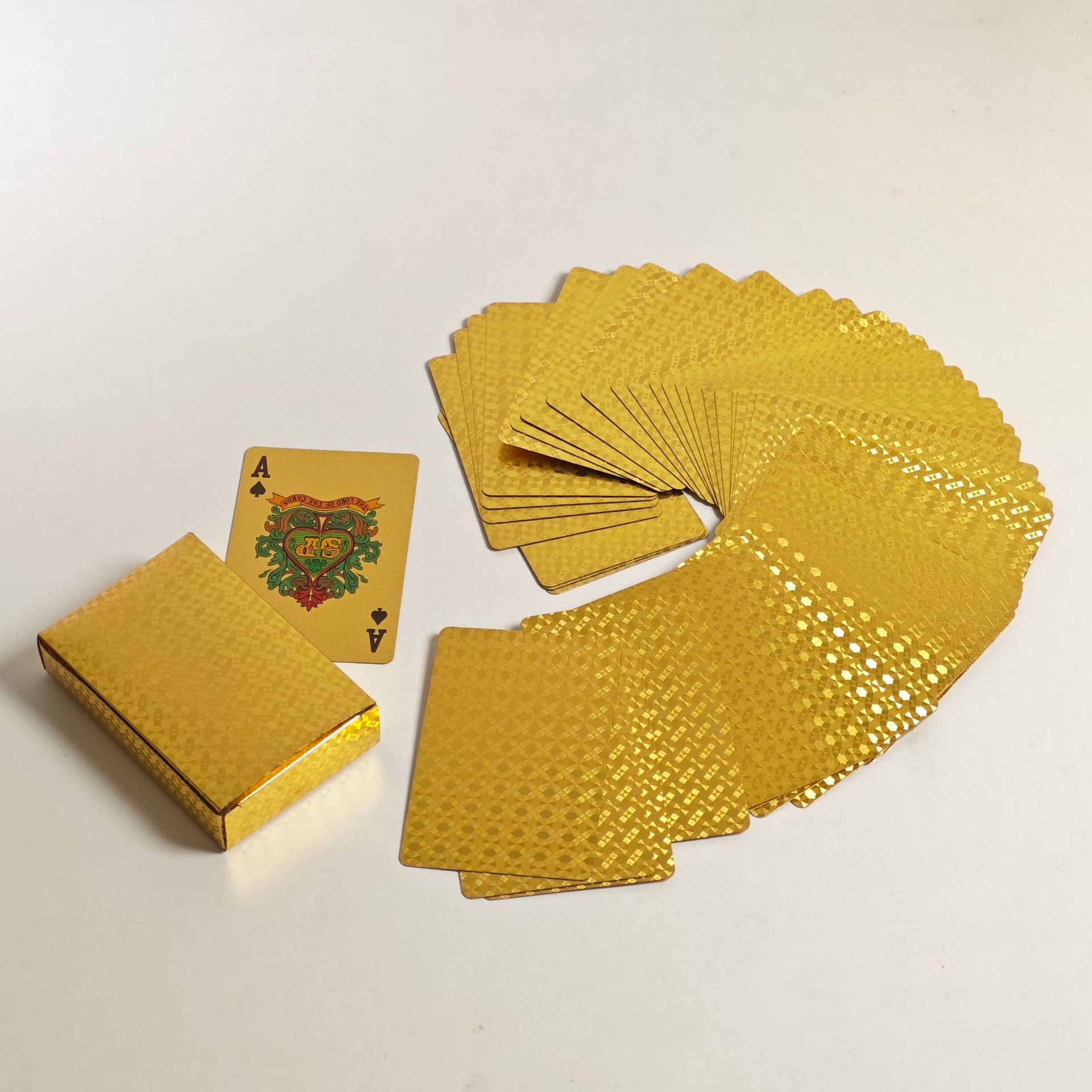 Luxurious Gold Foil Playing Cards Waterproof Pet Card Game Set_voghion.com