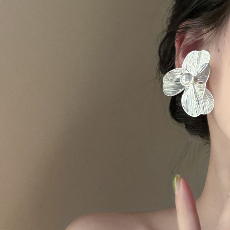 Holiday Occasion Alloy Material 1 Pair Simple Style Flower Inlay Alloy Pearl Ear Studs