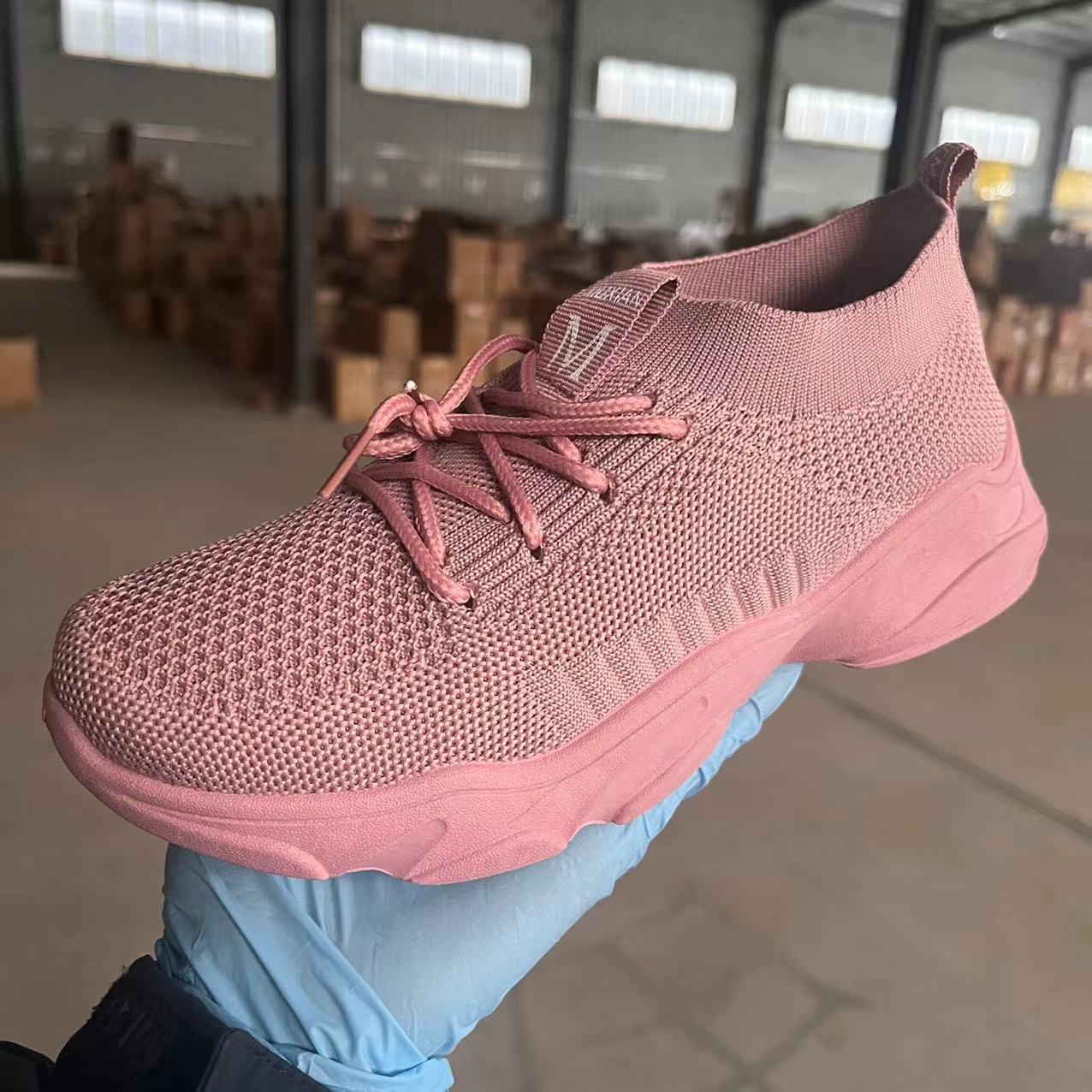 Un nuevo tipo de zapatos casuales de tejido de mujer, zapatos deportivos suaves cómodos, zapatos escolares ligeros de moda, zapatos blancos.