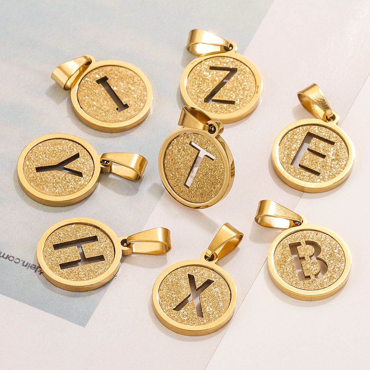 Acero inoxidable redondo prensado 18K titanio acero letras colgante personalidad nicho diseño de moda moda moda DIY joyas colgante