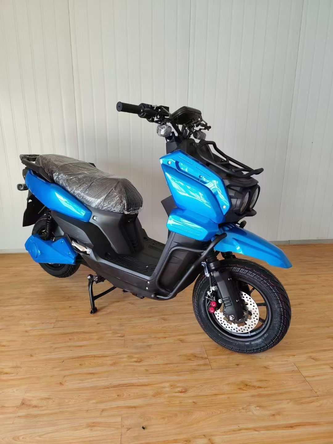 New Model of Tank-Style Electric Vehicle for Adults, High-Speed Electric Motorcycle, Long-Distance King, Hill-Climbing King, Electric Scooter, Electric Motorcycle Factory