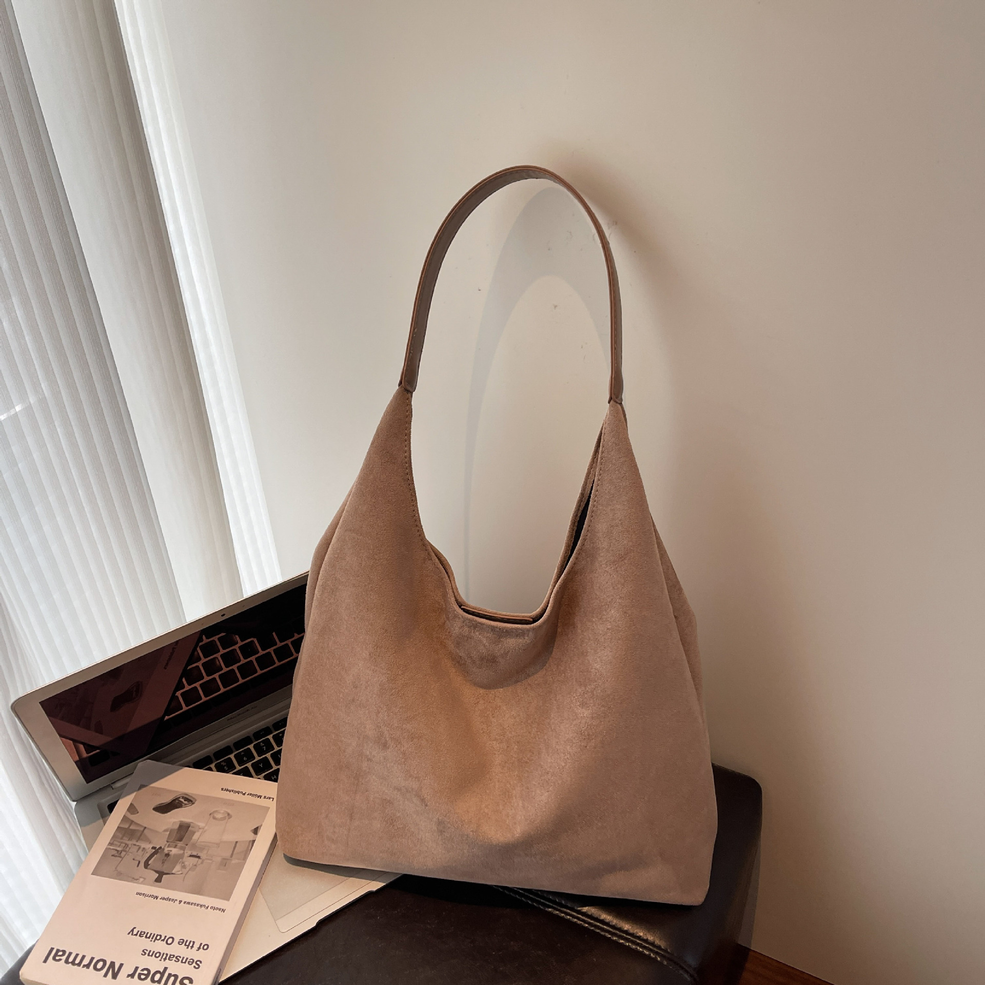 Bolsa de veludo suave retro 2025 nuevo otoño invierno popular bolsa de hombro de gran capacidad bolsa de cubo explosiva