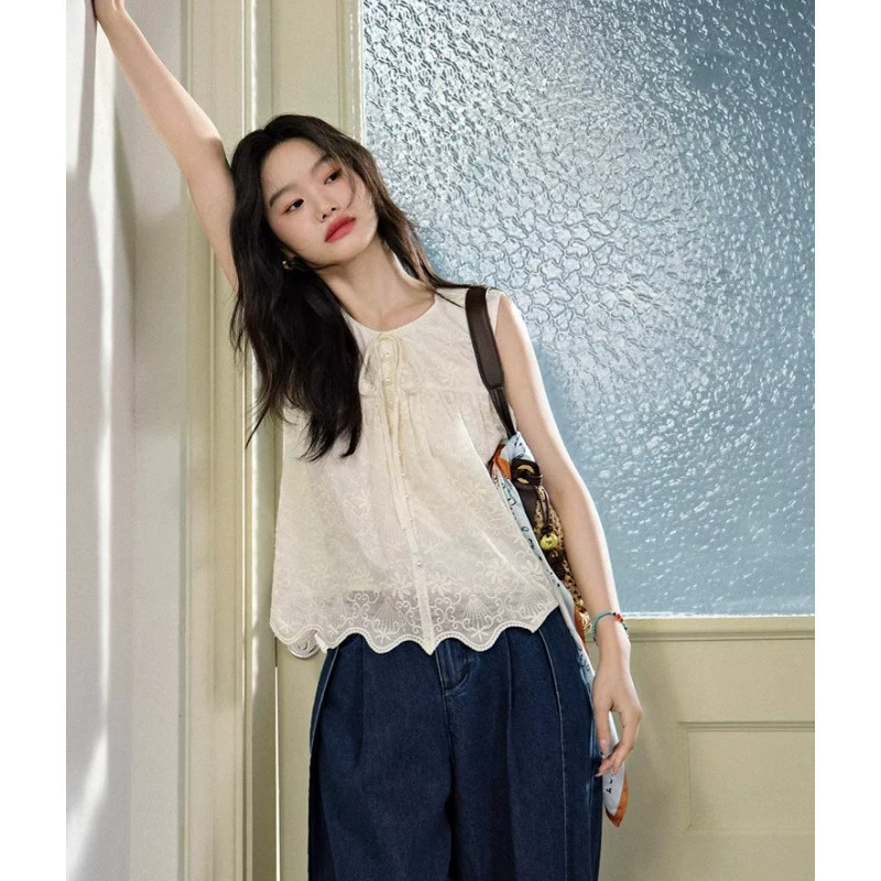 2025 новый летний стиль безрукавная блузка с бантом, широкий цвет бежевый, тяжелая вышивка кружевом, женская рубашка
