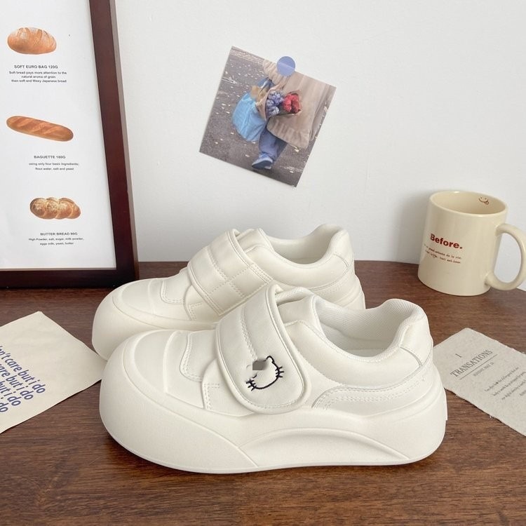Hermosos zapatos blancos de fondo grueso para estudiantes de niñas 2026 primavera y verano nuevos zapatos de pan de velcro con faldas