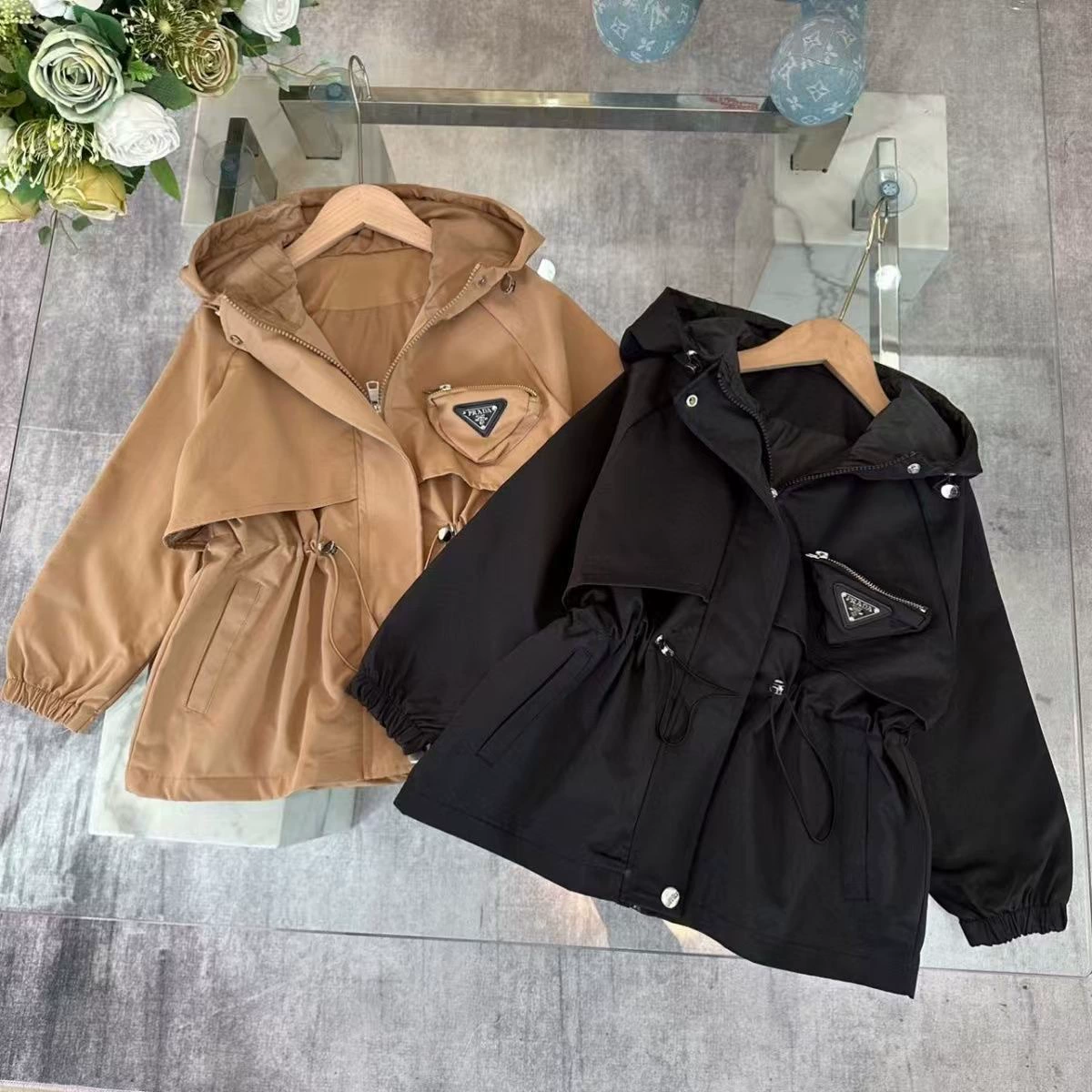 Весенне-осенний новый детский плащ с капюшоном, наряд для братьев и сестер, однотонная универсальная повседневная куртка с затягиванием талии, стильный модный тренд