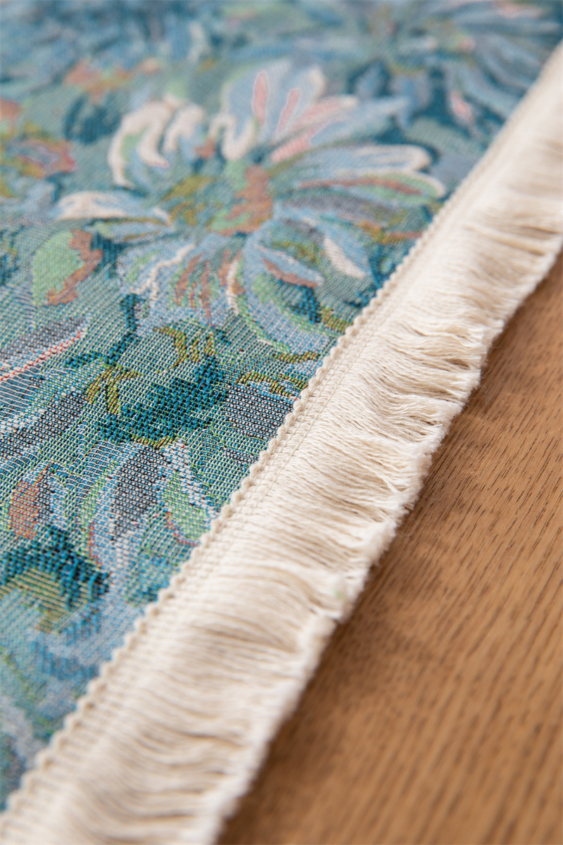 Chemin de table jacquard avec motif marguerites et pompons déco_voghion.com