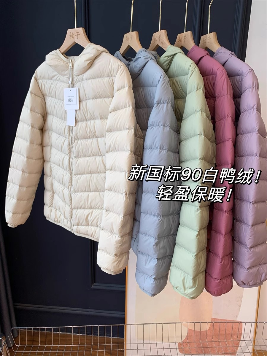 2025 invierno nuevo nuevo estándar nacional 90 blanco de la mujer con capuz suave y cómoda chaqueta de plumón ultra ligera