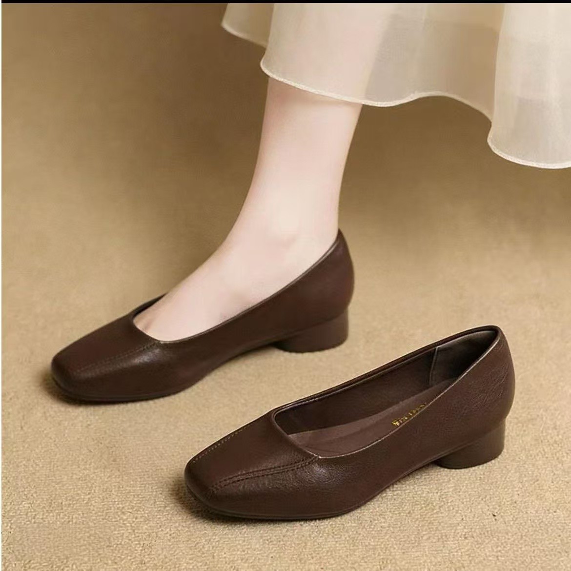 2026 primavera nuevo estilo francés elegante zapatos de cuero suave de talón medio simple cabeza cuadrada boca superficial viaje con suela suave zapatos de cuero pequeños cómodos
