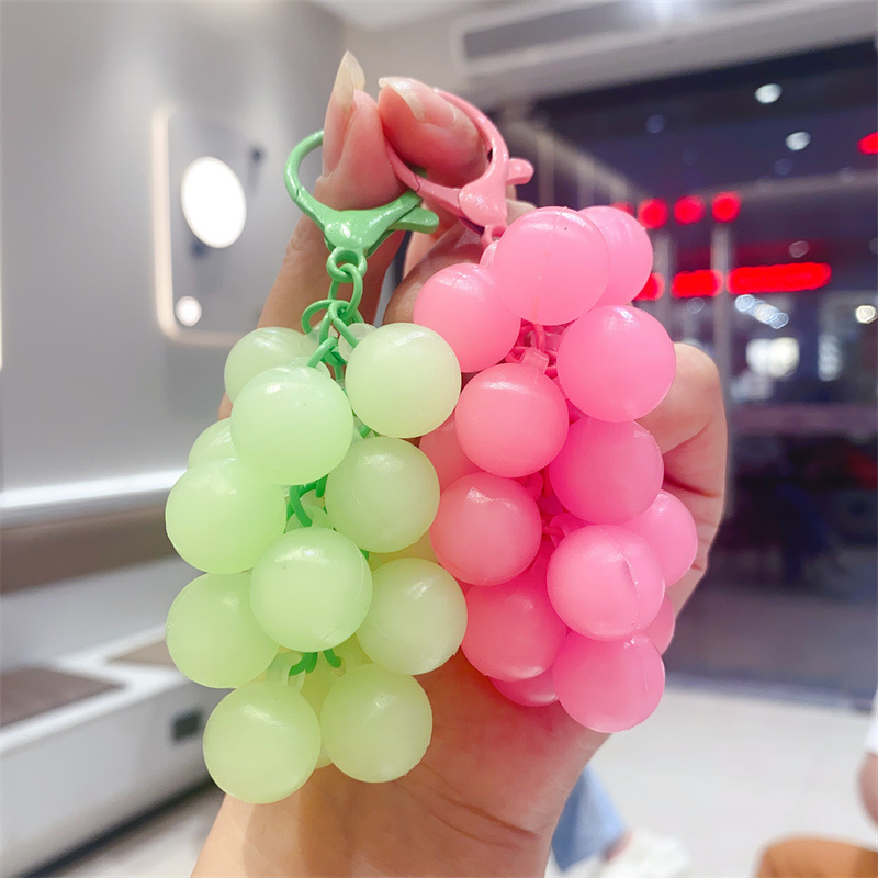かわいい発光ブドウキーホルダークリエイティブ pvc 接着剤ビーズ小さな新鮮な色のブドウペンダント小さなギフトバッチ|undefined