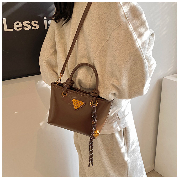 Autumn and winter fashion hand-held bucket bag for women, Korean retro and high-end style, versatile single-shoulder bag, 2024 niche casual women's bag undefined