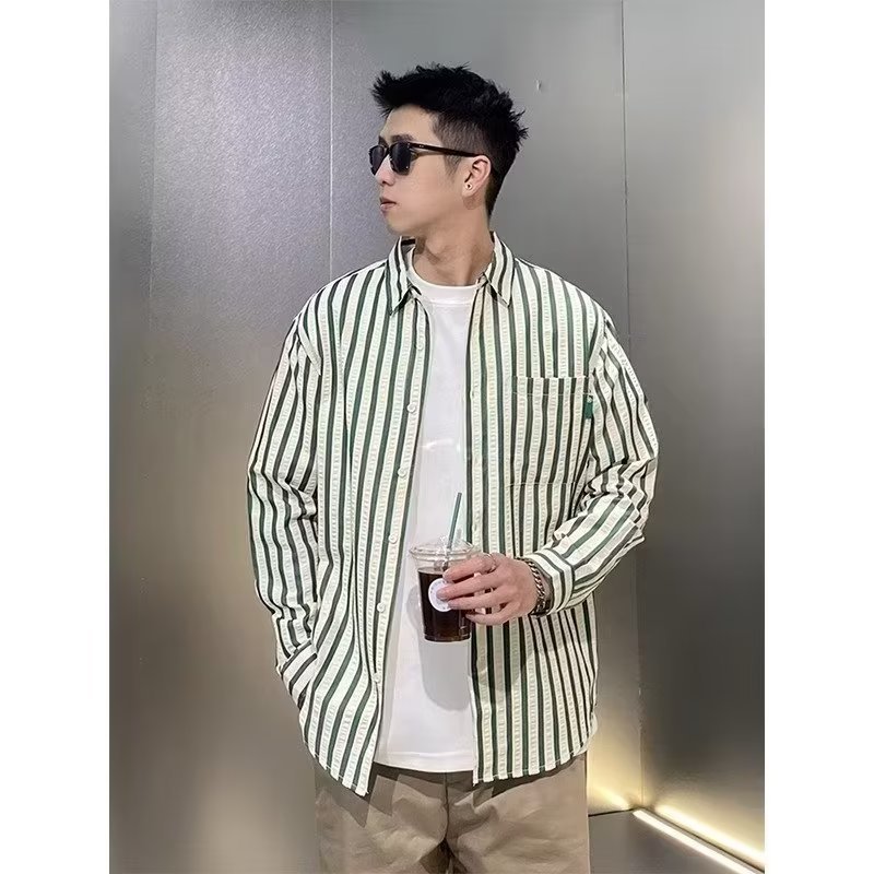 Camisa de manga larga con costuras a rayas verdes de estilo cocido ligero para hombre