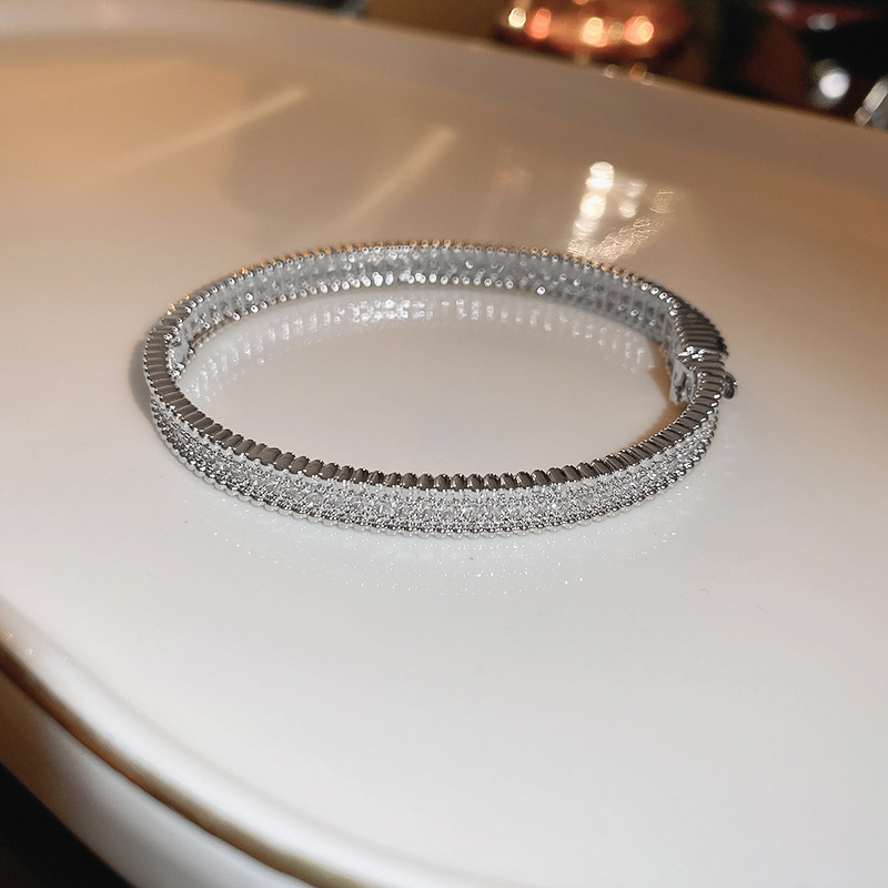 欧米のクロスボーダーにジルコンを入れて、ブレスレットを開けます。