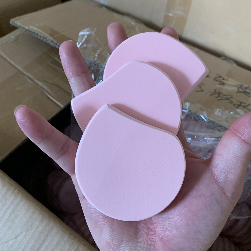 みずみずしいパフファンデーション専用の化粧セットは濡れています。|undefined