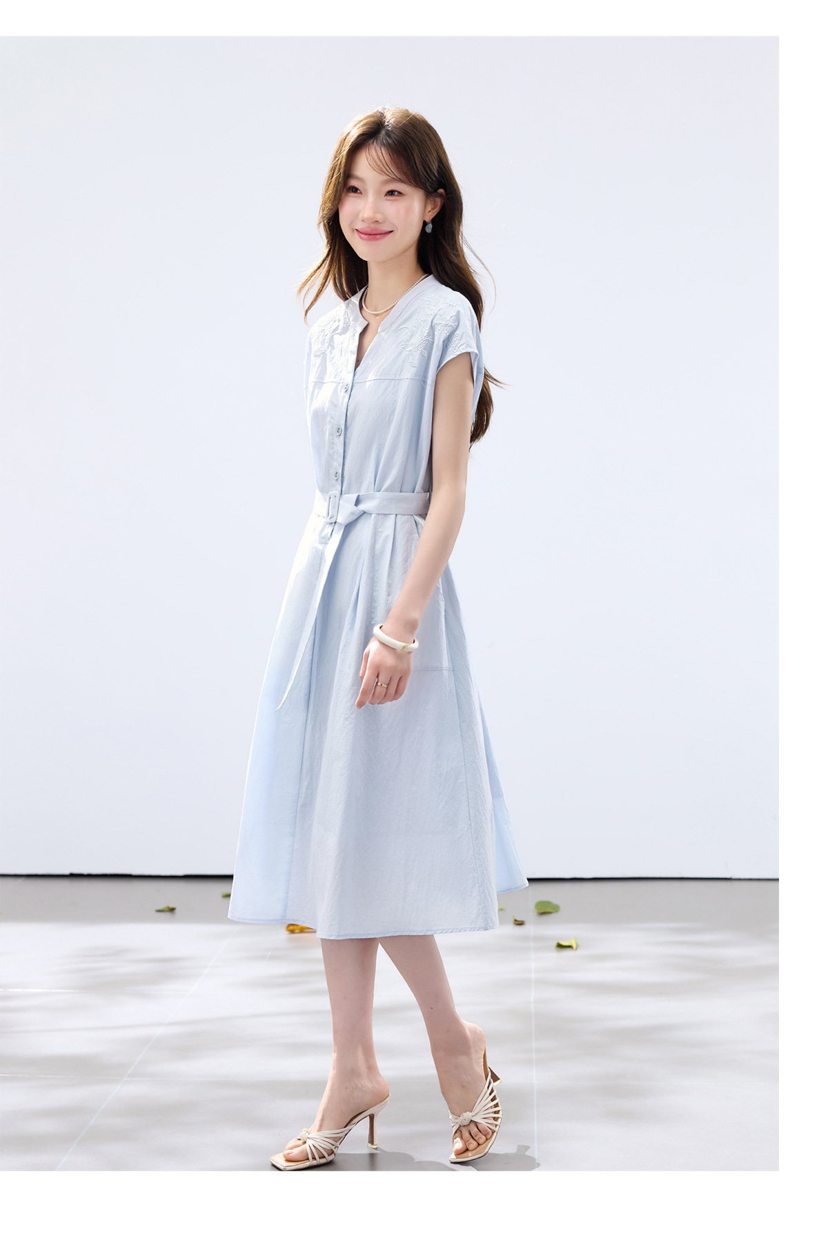 Đầm maxi nữ thắt eo cao, thiết kế quá gối, thêu hoa tinh tế phong cách trưởng thành — xanh lam, màu trắng chi tiết 23