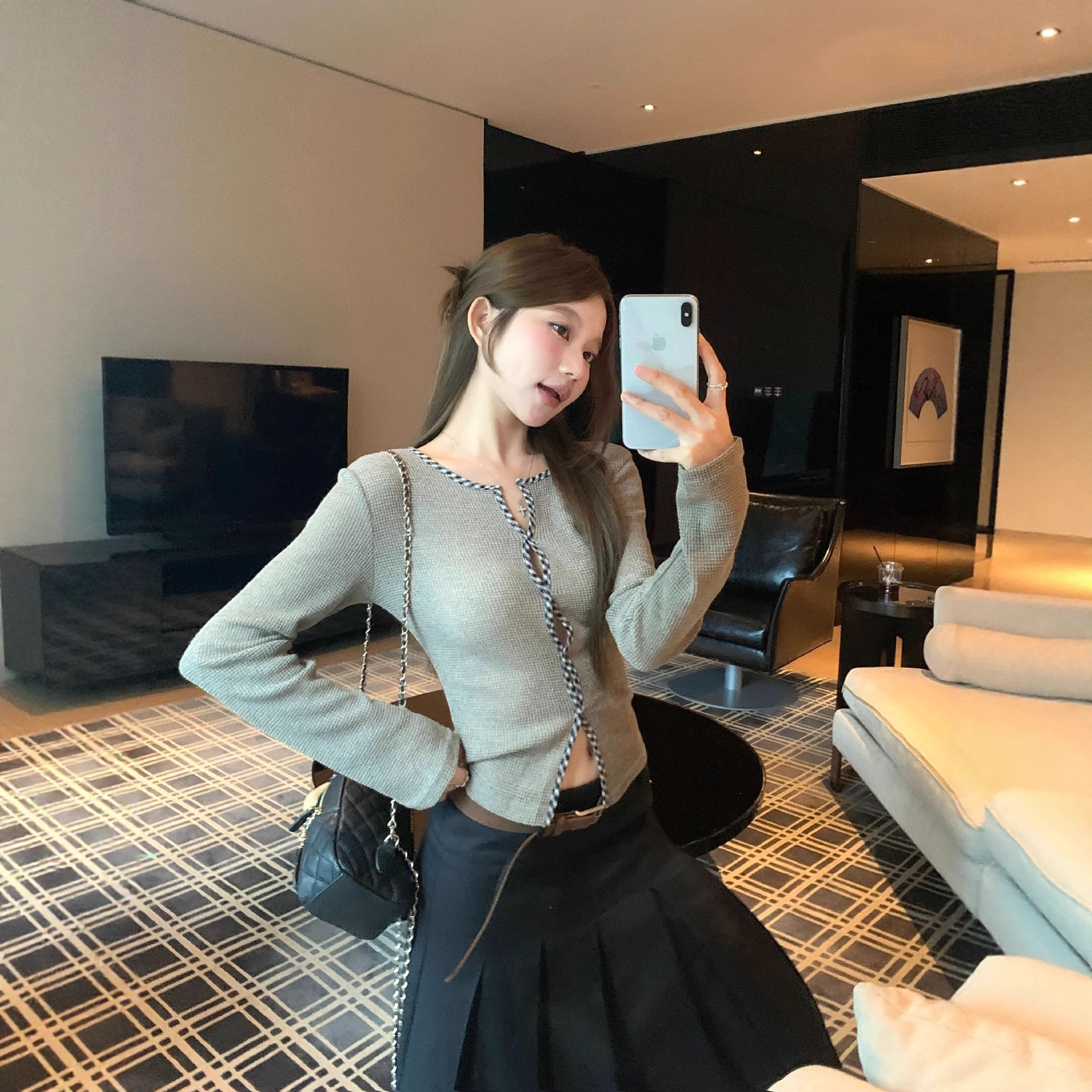 格纹扭结长袖针织衫女秋季2025新款辣妹设计感半开领修身显瘦上衣