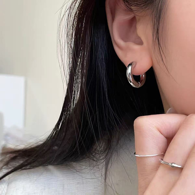 Anillo de metal francés aretes de anillo simple aretes de aretes nuevos estilos de estilo estilo estilo estilo de diseño de nicho temperamento único aretes de mujer cara pequeña