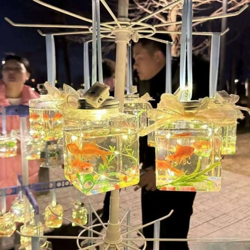 Лавка в Fish Park Plaza — светящиеся и взрывные товары, уличная палатка ночного рынка, интернет-хит продаёт банки с карасиками