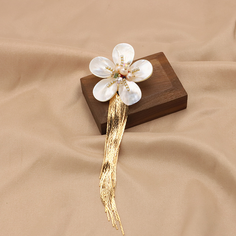 Broche de perlas naturales con borlas de bambú marino y flores, moda de alta gama, redondo y exquisito, broche de perlas estilo Chanel de alta calidad para mujer.