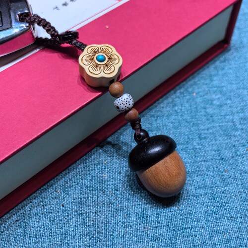 Creative acorn keychain solid wood pine cone personalized pendant internet celebrity wooden pendant men's and women's decoration diffuser