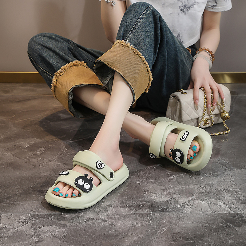 Zapatillas de fondo grueso para mujeres de verano, lindas zapatillas de playa de fondo suave, zapatillas de baño ligeras para el interior