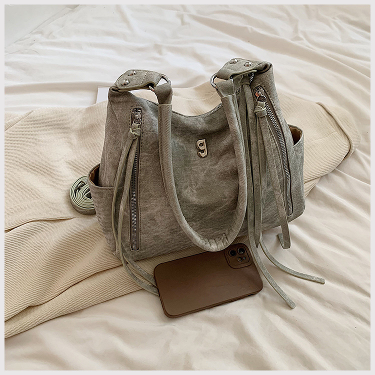 Large capacity wandering shoulder bag, new spicy girl high-end versatile double pocket strip casual crossbody armpit bag_voghion.com