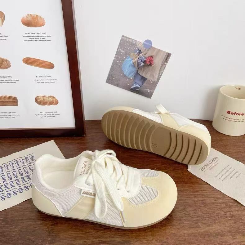 Feos y lindos zapatos de entrenamiento de mujeres ociosos verano 2026 nuevos zapatos blancos transpirables de malla de moda zapatos casuales