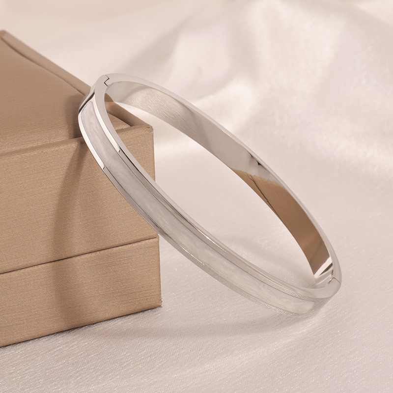 Pulsera de acero inoxidable para mujer, estilo de alta gama, combina con bolsos, diseño único y sencillo con efecto de goteo de aceite, retención de color duradera, pulsera de Kajia.