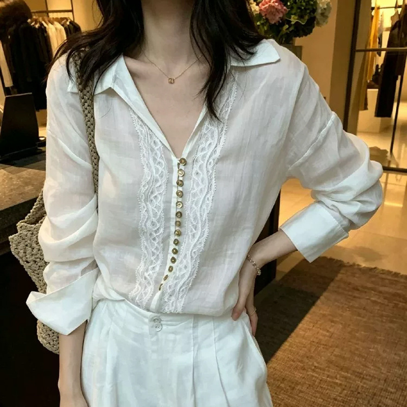 French-style V-neck lace spliced white long-sleeve shirt for women, loose and slimming design, stylish spring and autumn new top French-style V-neck lace spliced white long-sleeve shirt for women, loose and slimming design, stylish spring and autumn new top