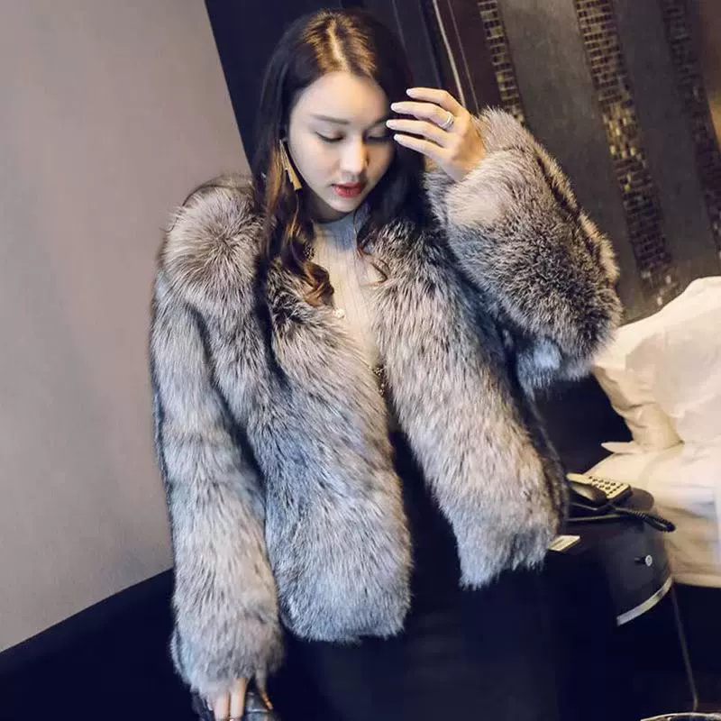 Полусезонная короткая шубка цвета серебристой лисы, в стиле Chanel, для уютного досуга от San Yi Qian