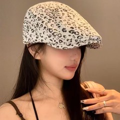 アメリカのレトロなギャル風のヒョウの紋様の前に帽子をかぶっています。