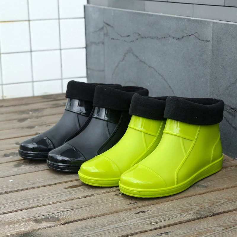 Дождевые сапоги женские бархатные утолщенные модные зимние нескользящие наружные носки средняя трубка водная обувь корейская короткая труба теплые большие размеры дождевые сапоги