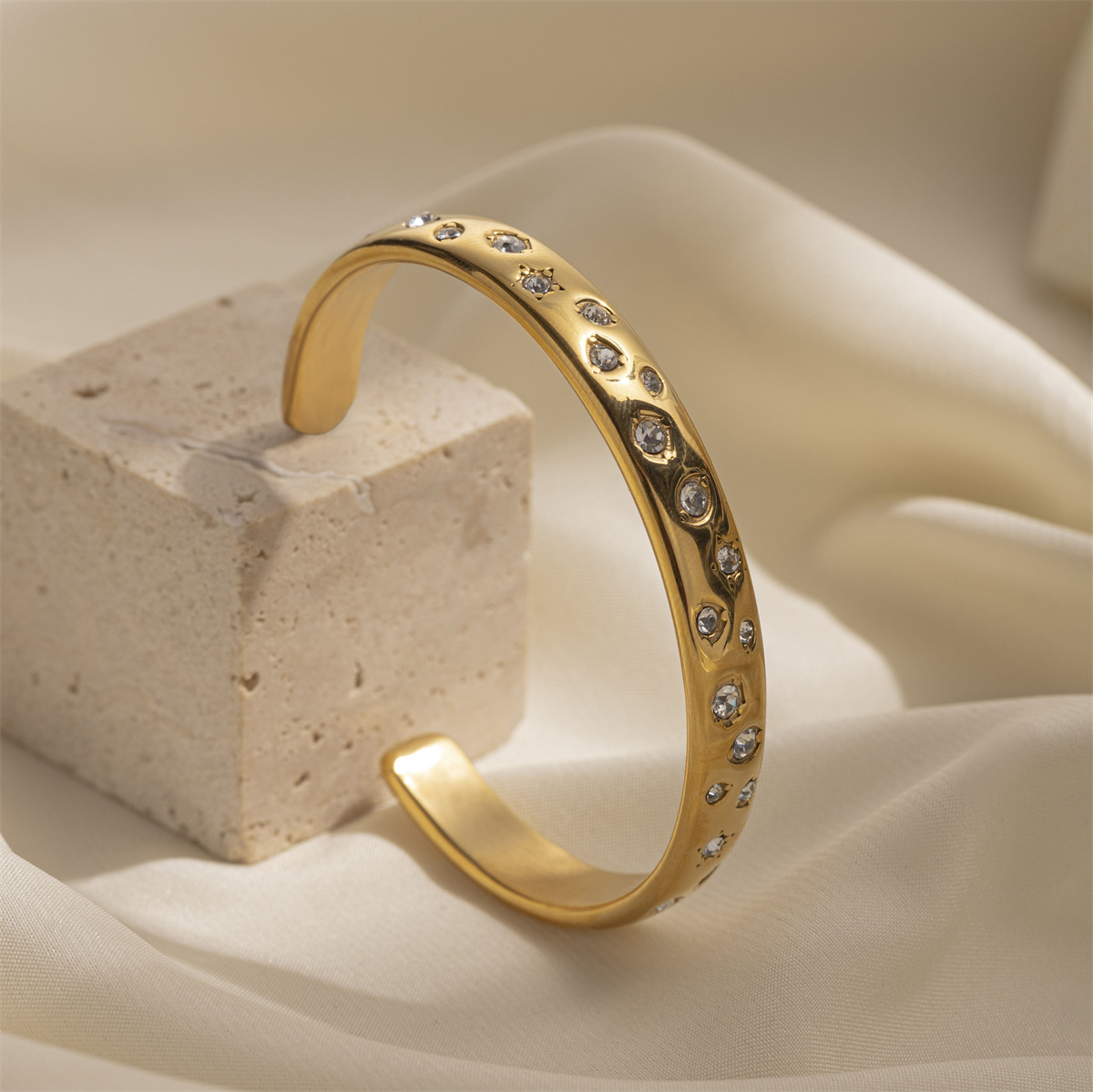 Tena Pulsera de acero inoxidable europea y americana Sencilla y alta calidad Moda salvaje Diseño de nicho Pulsera de acero de titanio Joyas de mano