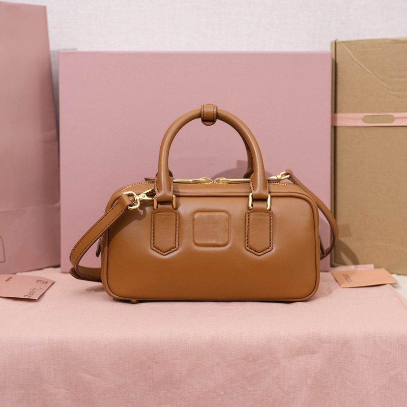 オリジナルレザー miu 新しいボウリングバッグプリーツ miu トートバッグシングルショルダークロスボディレディースバッグホーボーポータブル小さなスクエアバッグ|undefined