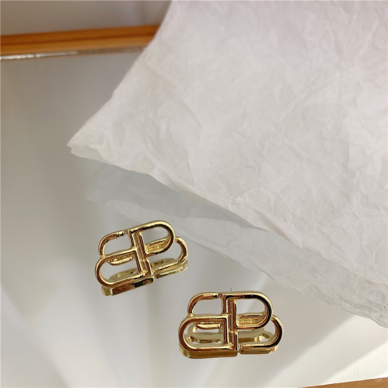 Retro Metal Texture Brass Letter B Earrings display picture 7