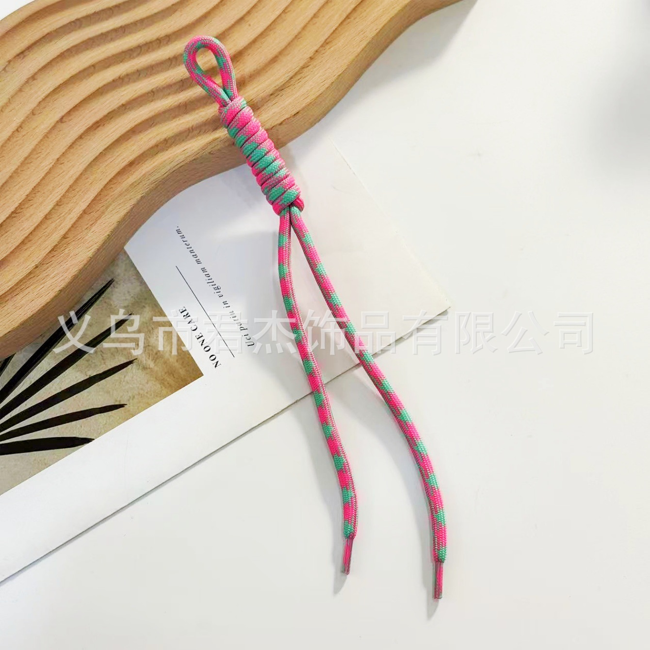 編みカバンのストラップの螺旋の結び紐のiuは鍵のボタンのネットの赤い色の結びの縄の装飾の部品を結びます。