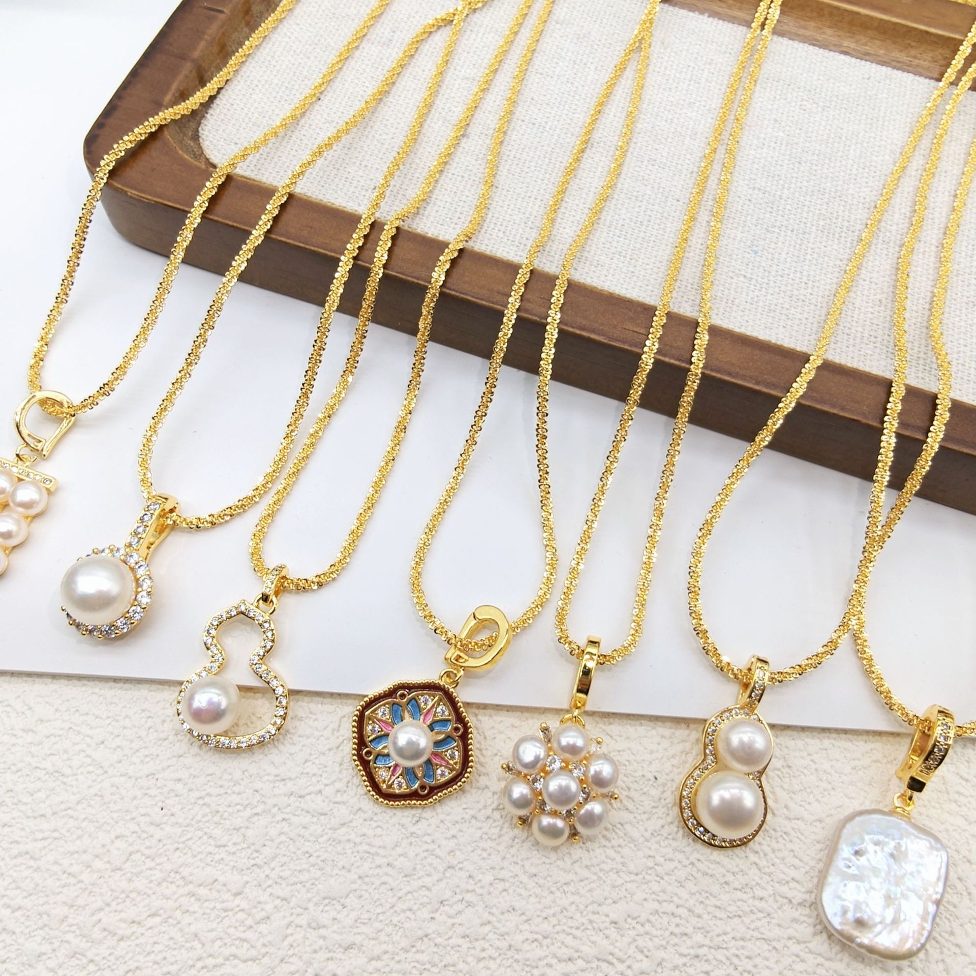 Small and Exquisite Natural Freshwater Pearl Pendant Necklace Four-Leaf Clover 18K Gold-Filled Micro-Paved Zircon Jewelry Wholesale