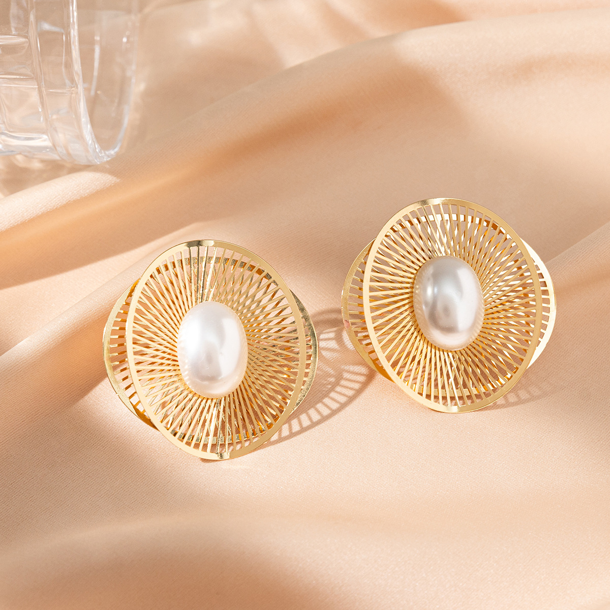 Pendientes de mariposa huecos dorados de alta gama Pendientes de perlas de diseño de nicho de estilo ins femenino Pendientes exagerados al por mayor
