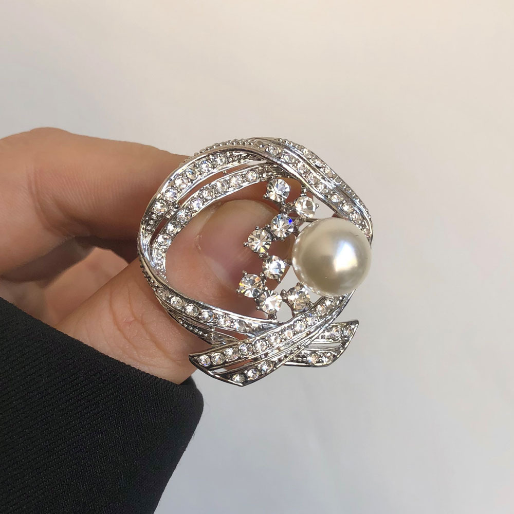 Spilla in metallo geometrica retrò con perla e zircone_voghion.com